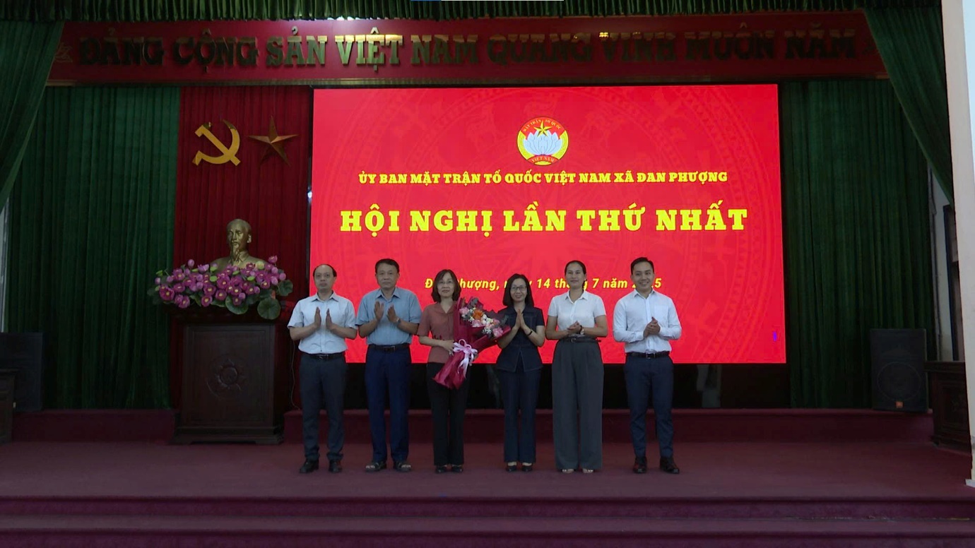 A group of people standing on a stage  AI-generated content may be incorrect.