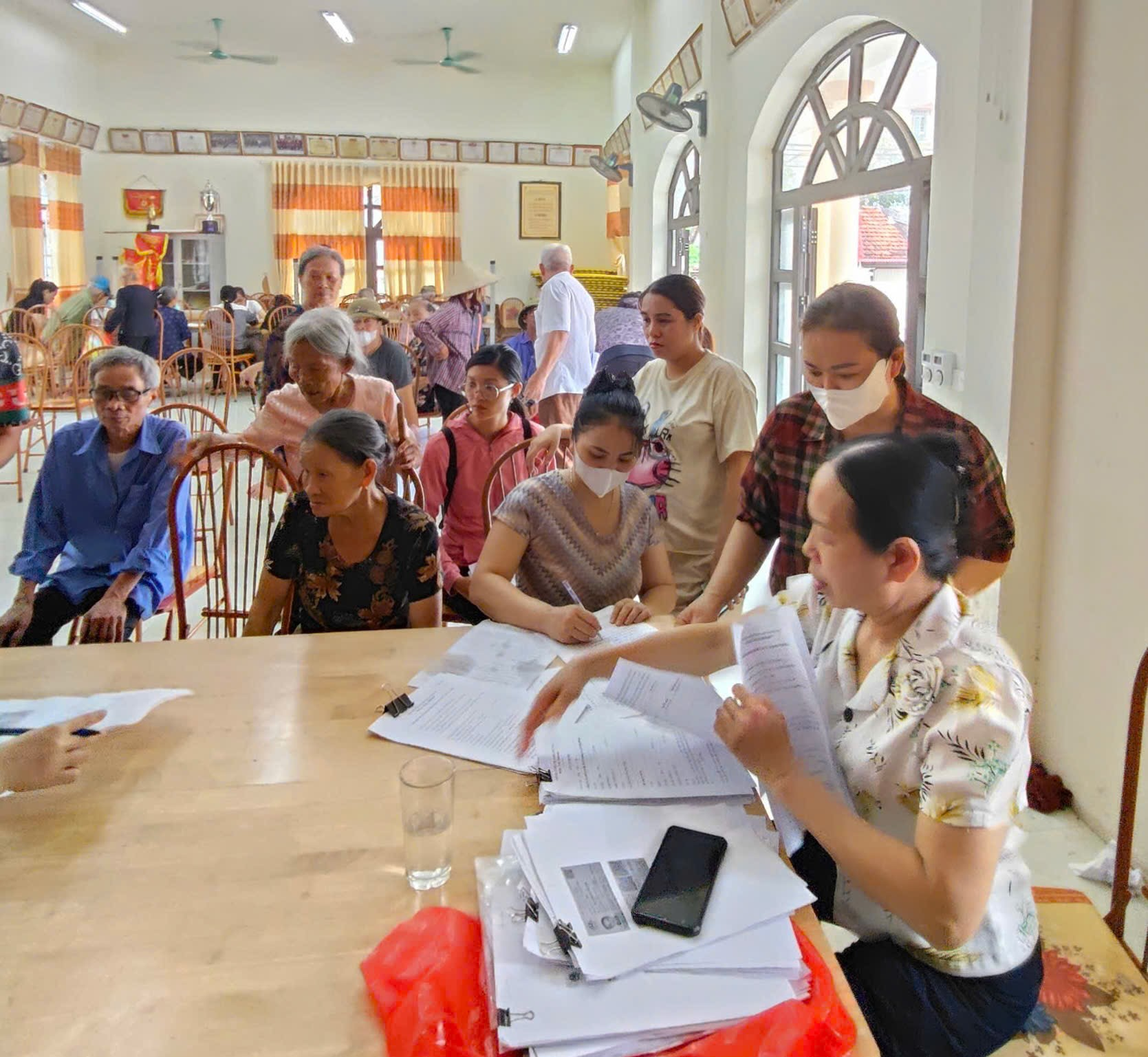 Xã Đan Phượng tiếp nhận hồ sơ đề nghị hưởng trợ cấp hưu trí xã hội.- Ảnh 2.