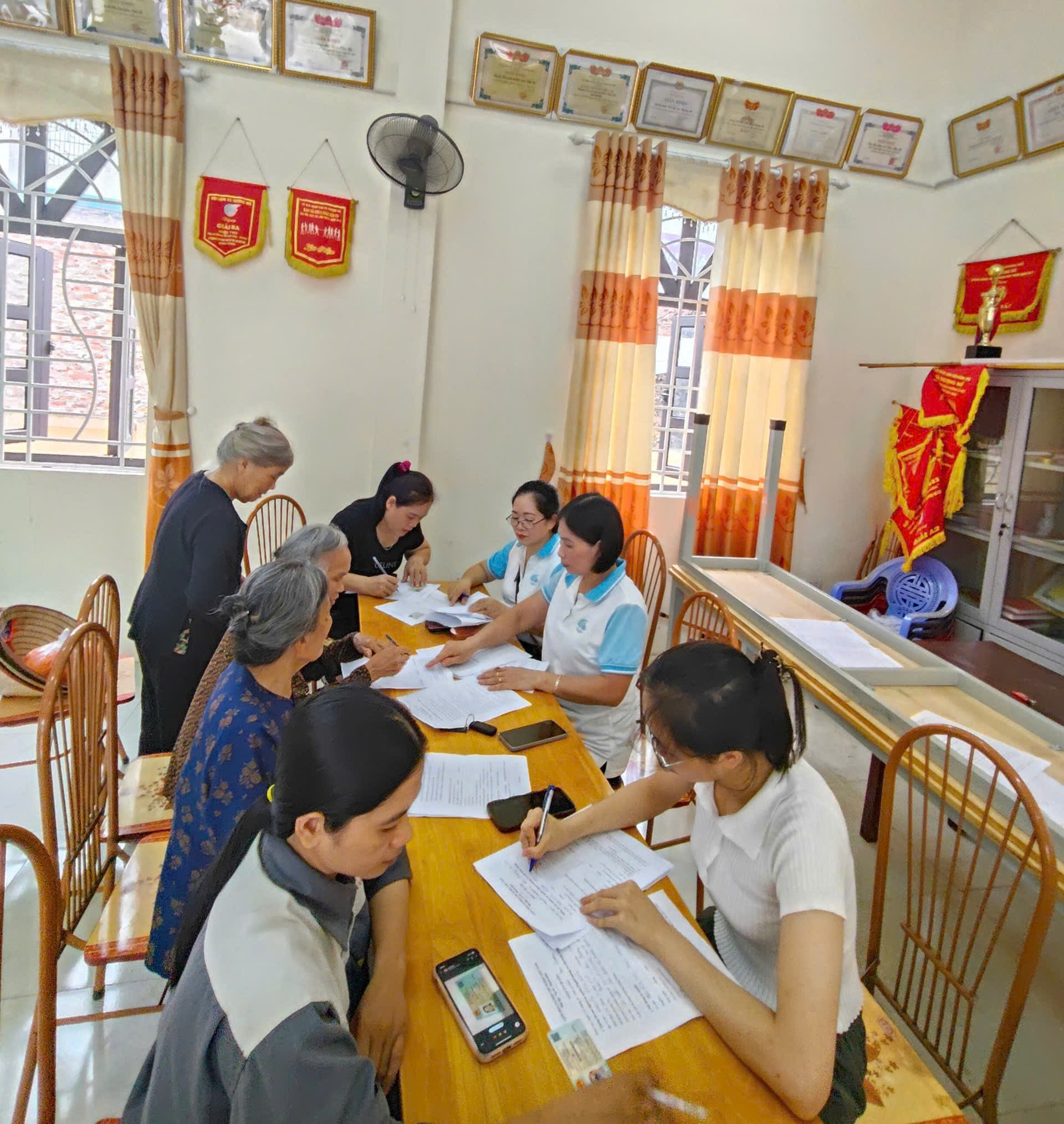 Xã Đan Phượng tiếp nhận hồ sơ đề nghị hưởng trợ cấp hưu trí xã hội.- Ảnh 3.