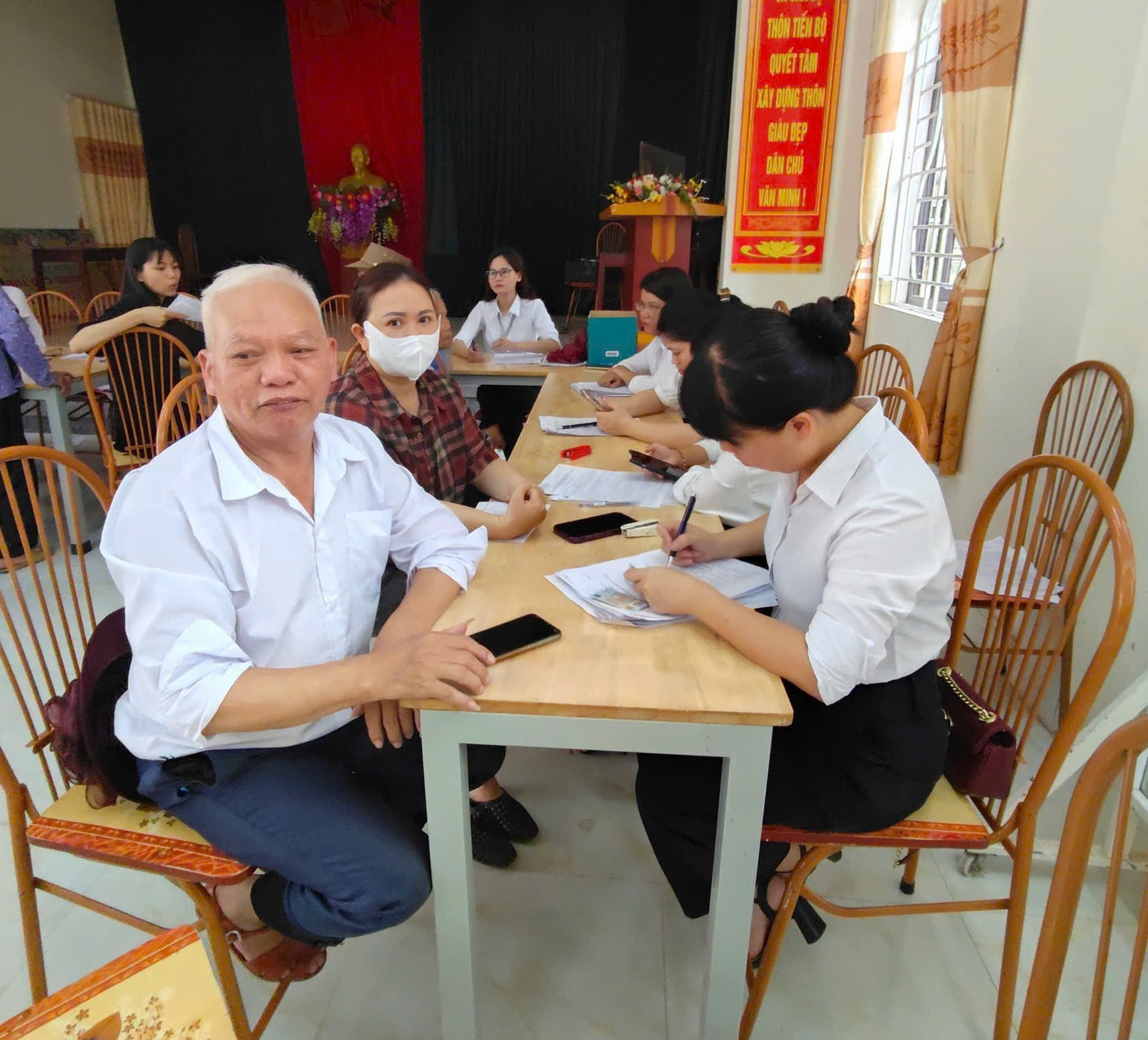 Xã Đan Phượng tiếp nhận hồ sơ đề nghị hưởng trợ cấp hưu trí xã hội.- Ảnh 4.