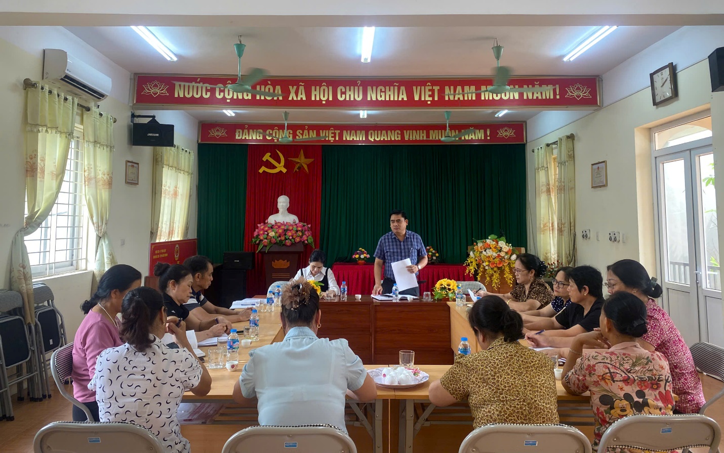 Thường trực HND xã Gia Lâm làm việc với các chi hội nông dân thị trấn Trâu Quỳ - Ảnh 1.