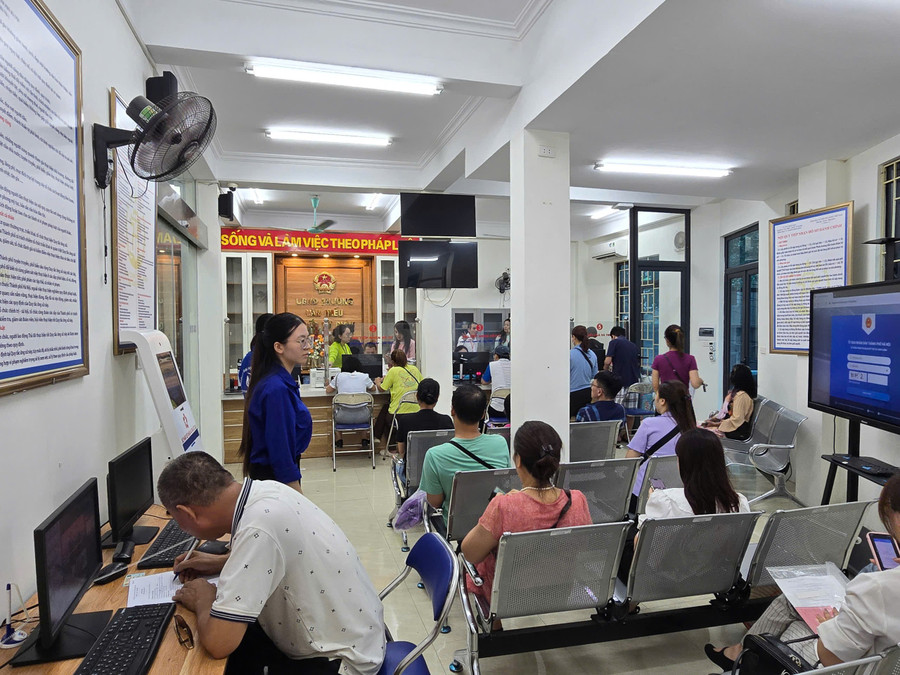 ĐIỂM TIẾP NHẬN PHỤC VỤ HÀNH CHÍNH CÔNG PHƯỜNG VĂN MIẾU- QUỐC TỬ GIÁM NHỮNG NGÀY ĐẦU THỰC HIỆN MÔ HÌNH CHÍNH QUYỀN HAI CẤP- Ảnh 1.