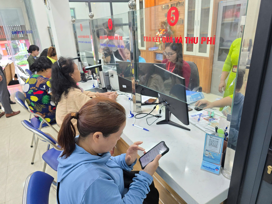 ĐIỂM TIẾP NHẬN PHỤC VỤ HÀNH CHÍNH CÔNG PHƯỜNG VĂN MIẾU- QUỐC TỬ GIÁM NHỮNG NGÀY ĐẦU THỰC HIỆN MÔ HÌNH CHÍNH QUYỀN HAI CẤP- Ảnh 2.
