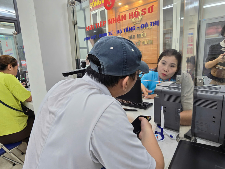 ĐIỂM TIẾP NHẬN PHỤC VỤ HÀNH CHÍNH CÔNG PHƯỜNG VĂN MIẾU- QUỐC TỬ GIÁM NHỮNG NGÀY ĐẦU THỰC HIỆN MÔ HÌNH CHÍNH QUYỀN HAI CẤP- Ảnh 4.