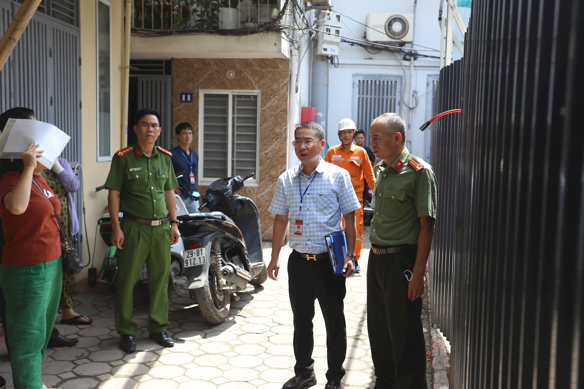 Phường Khương Đình: Ra quân xử lý vi phạm đất đai, trật tự xây dựng- Ảnh 7.