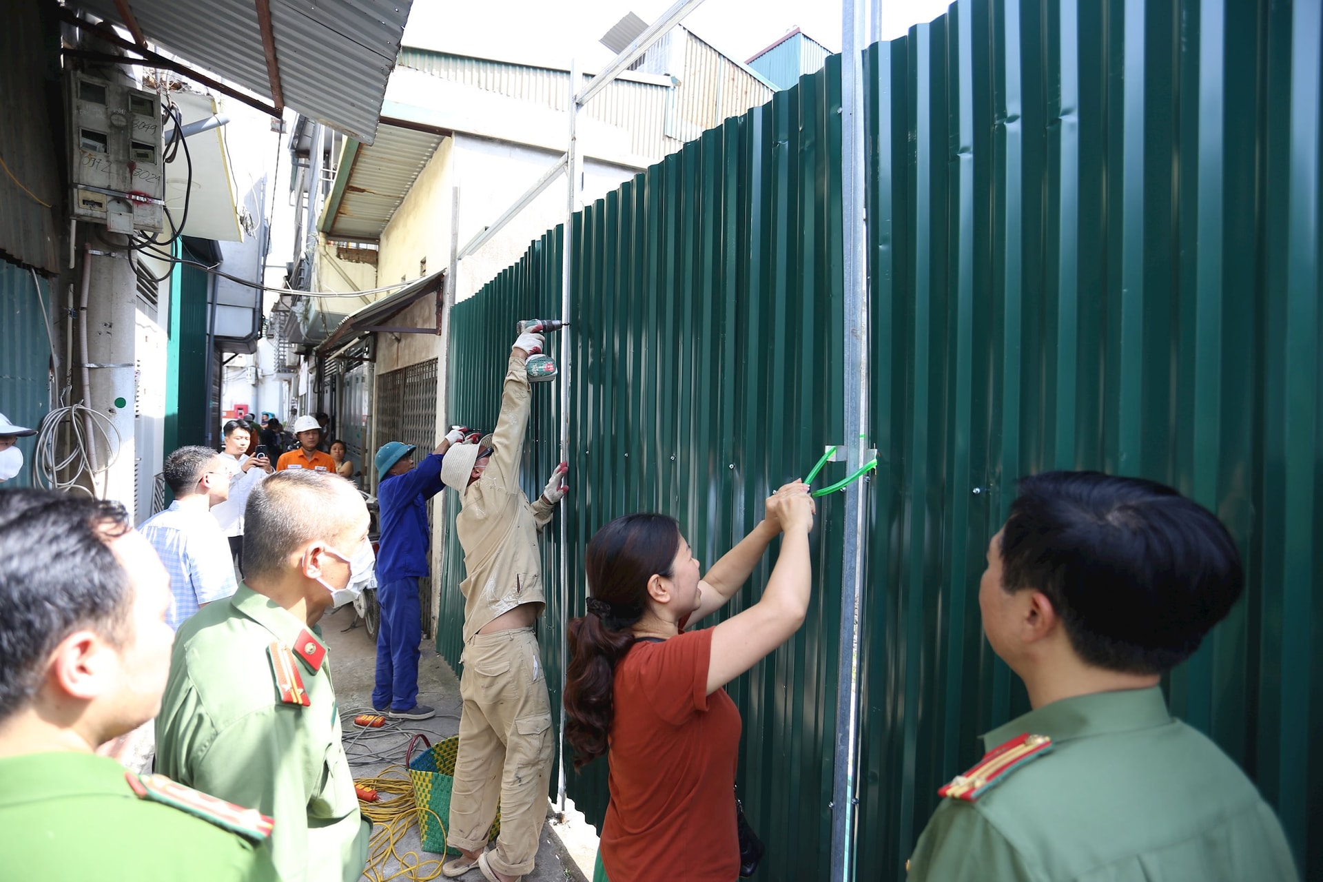 Phường Khương Đình: Ra quân xử lý vi phạm đất đai, trật tự xây dựng- Ảnh 3.