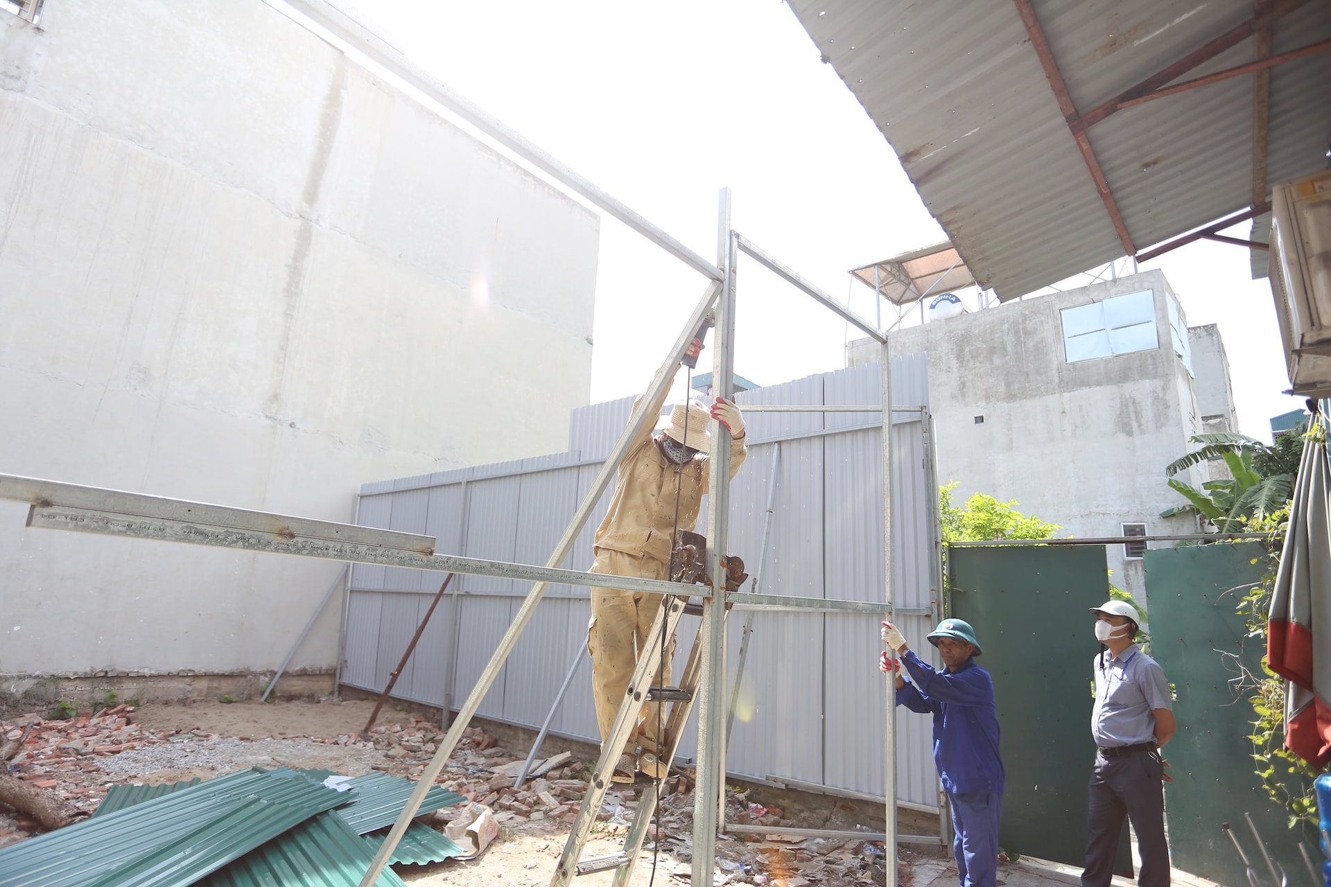 Phường Khương Đình: Ra quân xử lý vi phạm đất đai, trật tự xây dựng- Ảnh 4.