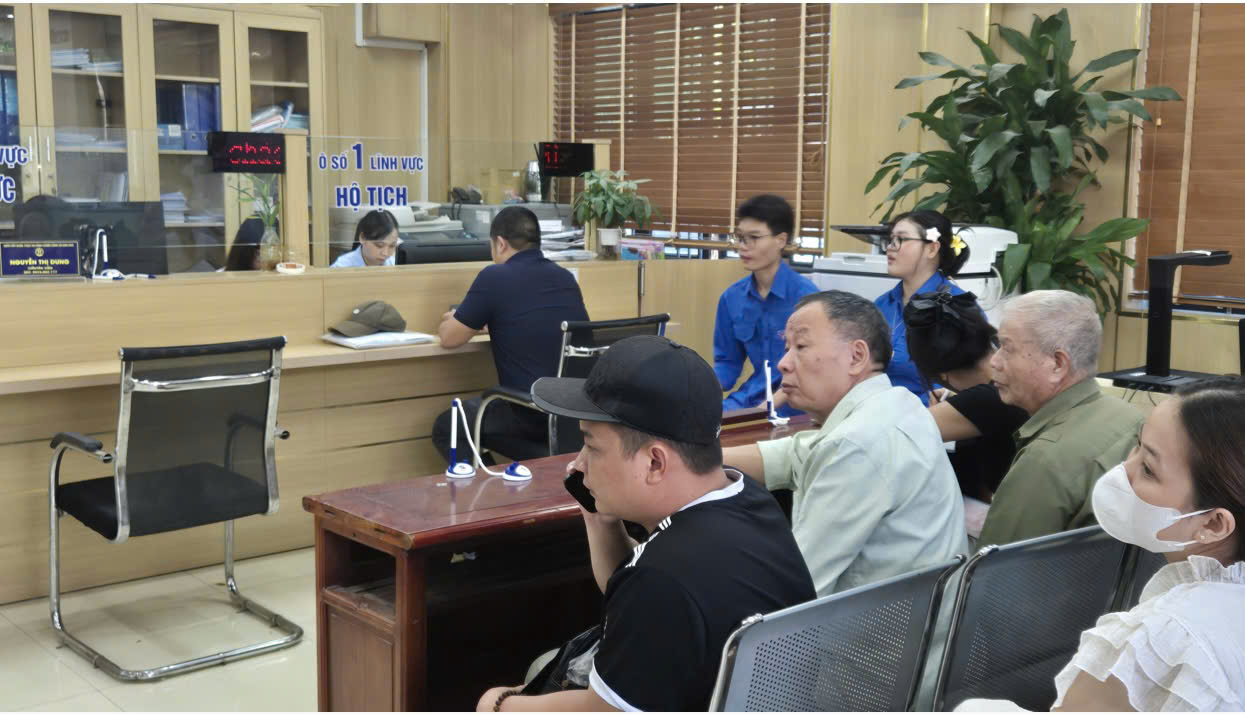 Hoài Đức tiếp nhận, giải quyết hơn 600 thủ tục hành chính trong gần 2 tuần đầu thực hiện mô hình chính quyền địa phương 2 cấp- Ảnh 1.