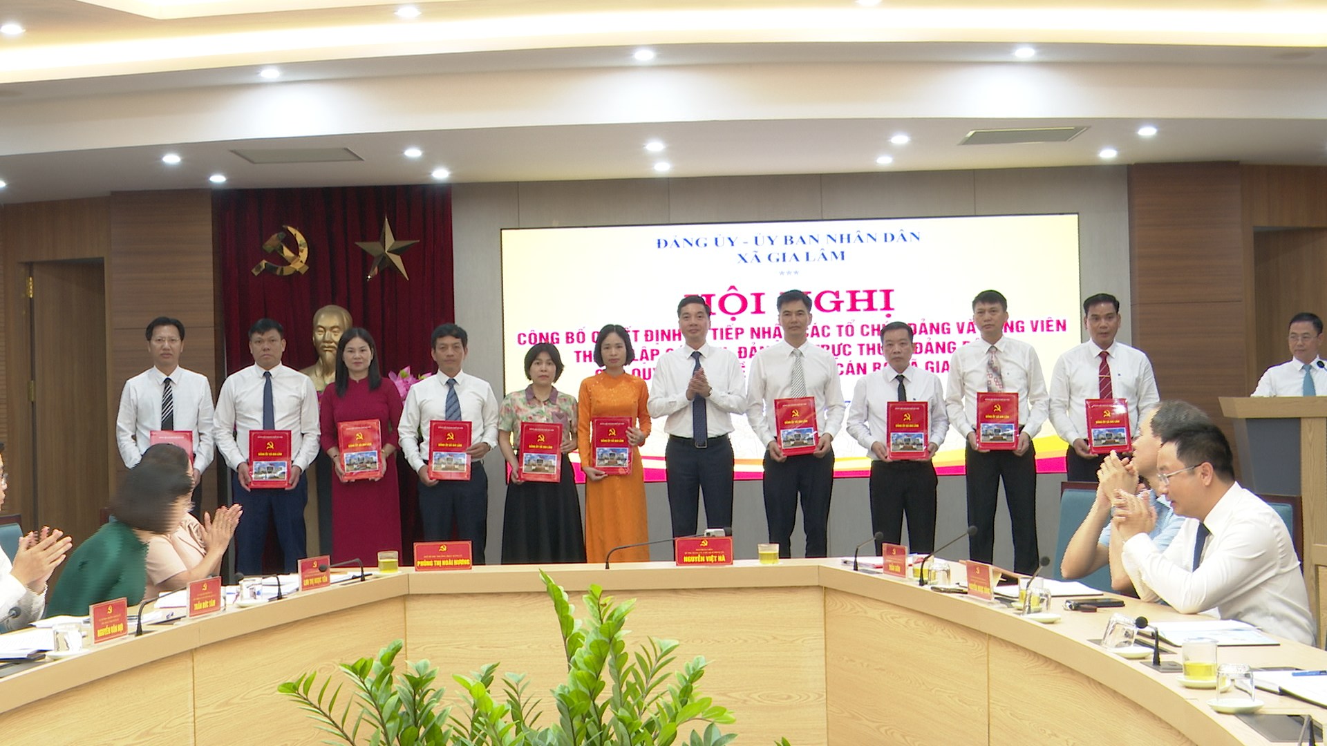 Xã Gia Lâm công bố các quyết định tiếp nhận, thành lập tổ chức Đảng và công tác cán bộ- Ảnh 2.