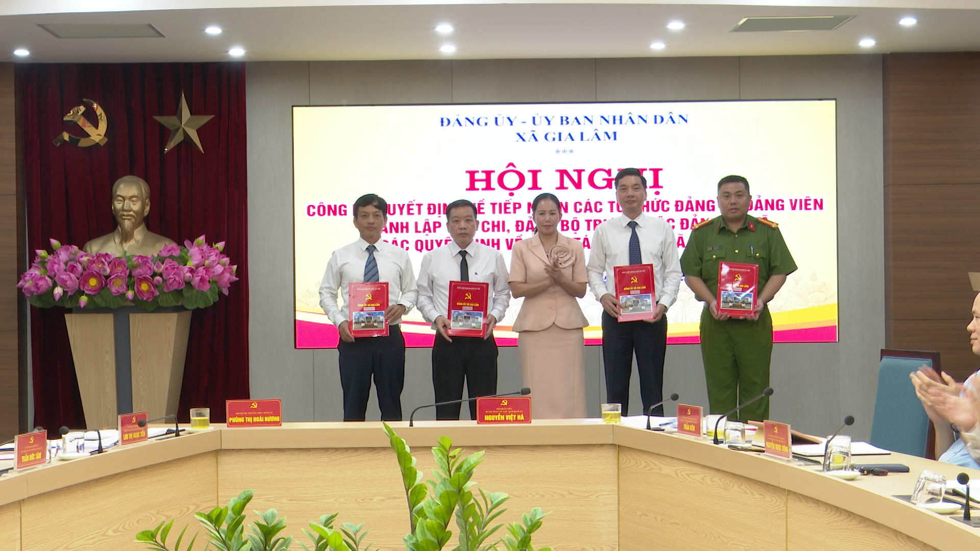 Xã Gia Lâm công bố các quyết định tiếp nhận, thành lập tổ chức Đảng và công tác cán bộ- Ảnh 3.