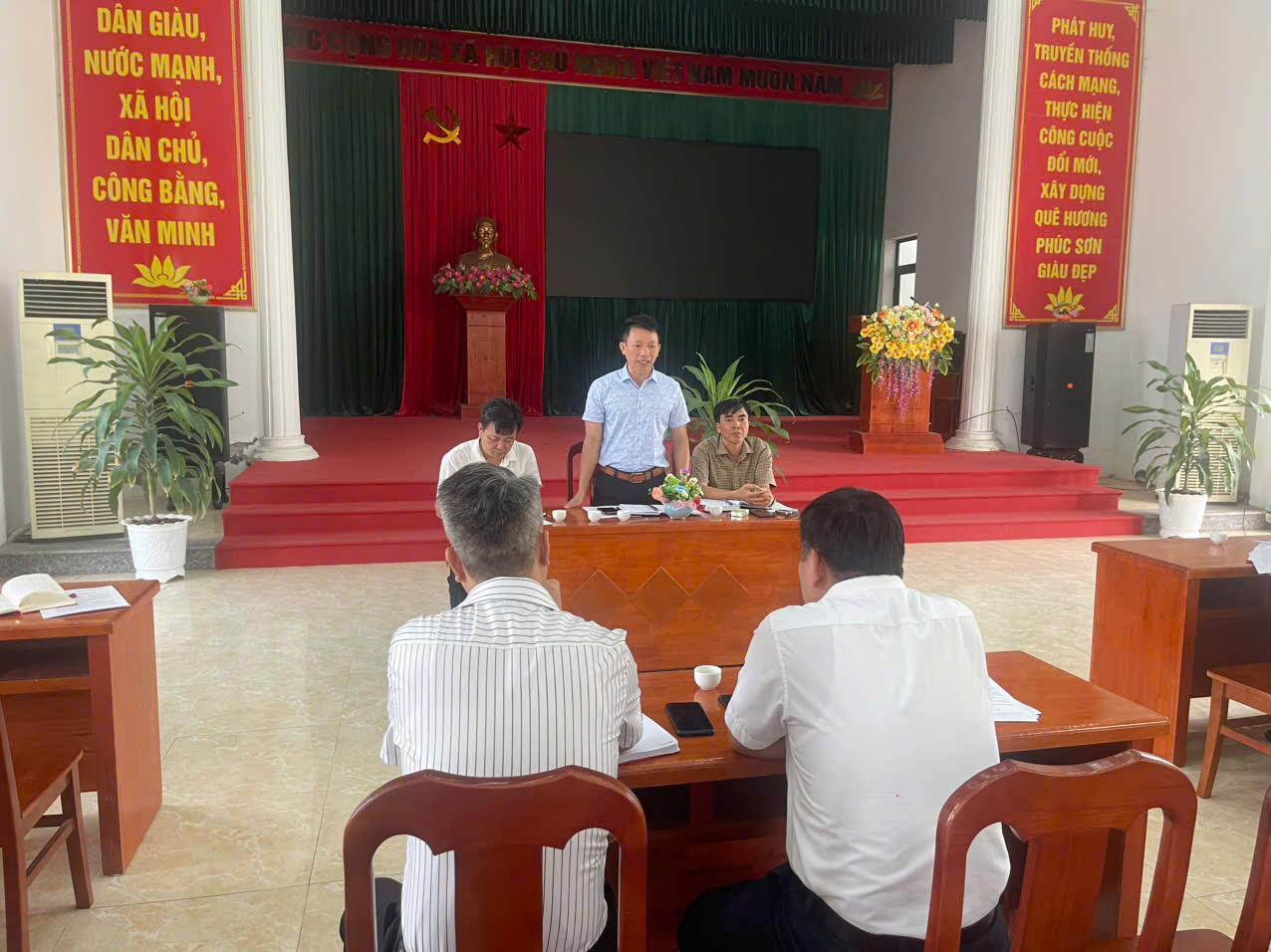 Ban Chấp hành Đảng bộ UBND xã Phúc Sơn tổ chức cuộc họp lần thứ nhất- Ảnh 1.
