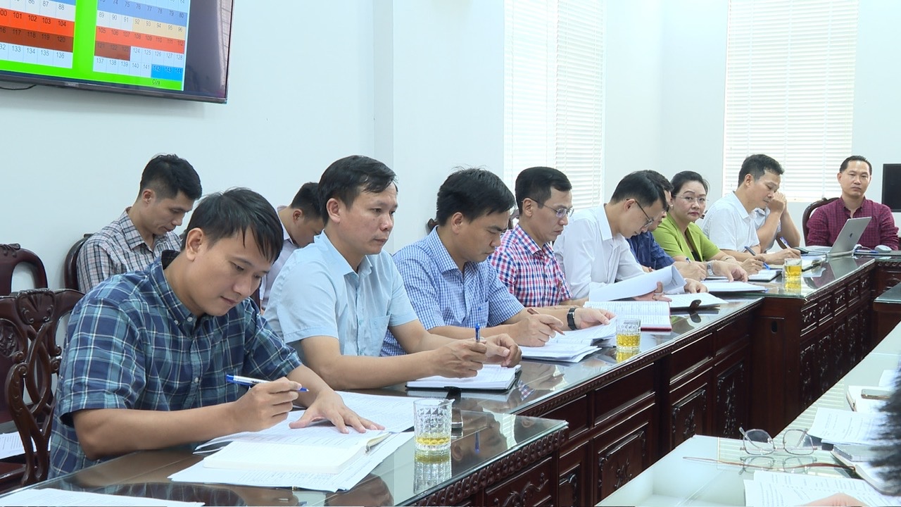 Hội nghị nghe báo cáo công tác chuẩn bị, trang trí tuyên tuyền, tổ chức phục vụ Đại hội Đảng bộ xã nhiệm kỳ 2025 - 2030- Ảnh 2.