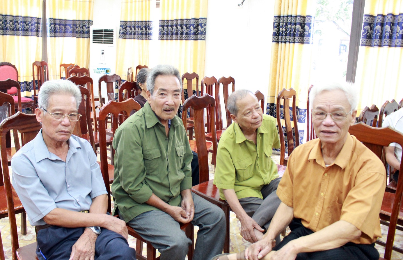 A group of old people sitting in chairs  AI-generated content may be incorrect.