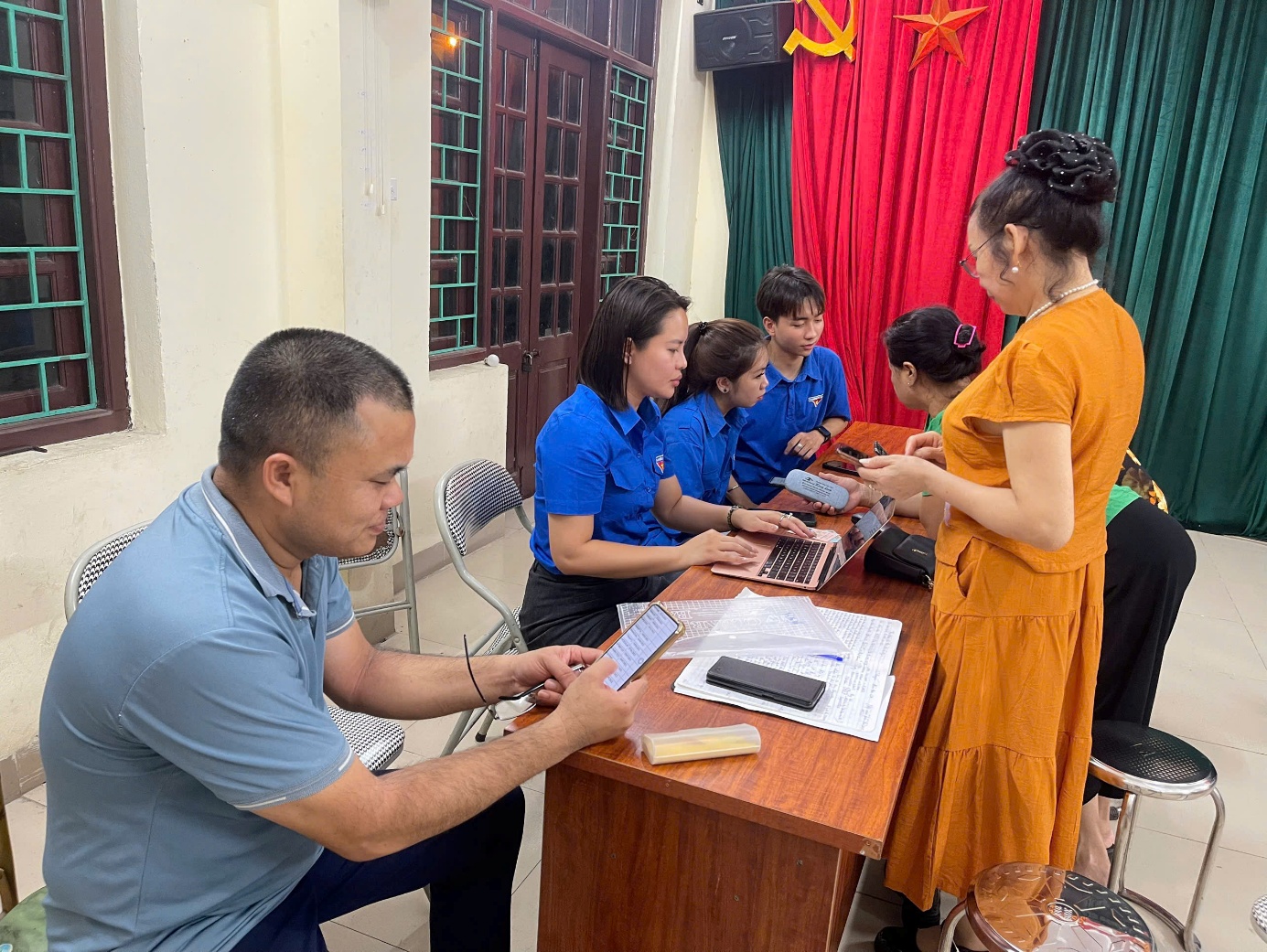TUỔI TRẺ XÃ GIA LÂM RA QUÂN HỖ TRỢ THỰC HIỆN THỦ TỤC HÀNH CHÍNH ĐẢNG TRÊN CỔNG DỊCH VỤ CÔNG QUỐC GIA- Ảnh 1.