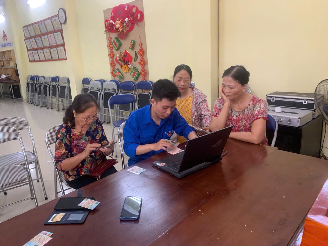 TUỔI TRẺ XÃ GIA LÂM RA QUÂN HỖ TRỢ THỰC HIỆN THỦ TỤC HÀNH CHÍNH ĐẢNG TRÊN CỔNG DỊCH VỤ CÔNG QUỐC GIA- Ảnh 2.
