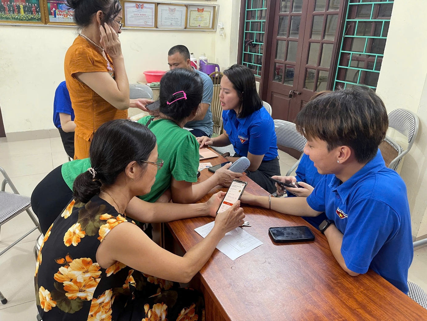 TUỔI TRẺ XÃ GIA LÂM RA QUÂN HỖ TRỢ THỰC HIỆN THỦ TỤC HÀNH CHÍNH ĐẢNG TRÊN CỔNG DỊCH VỤ CÔNG QUỐC GIA- Ảnh 3.