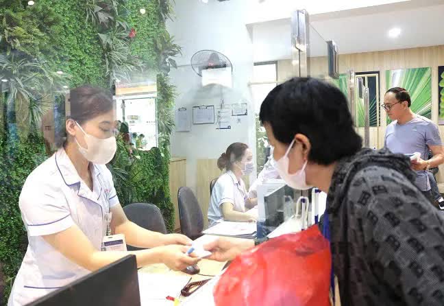Tiếp tục sử dụng thẻ BHYT đã cấp để khám chữa bệnh khi thực hiện chính quyền địa phương 2 cấp- Ảnh 1.