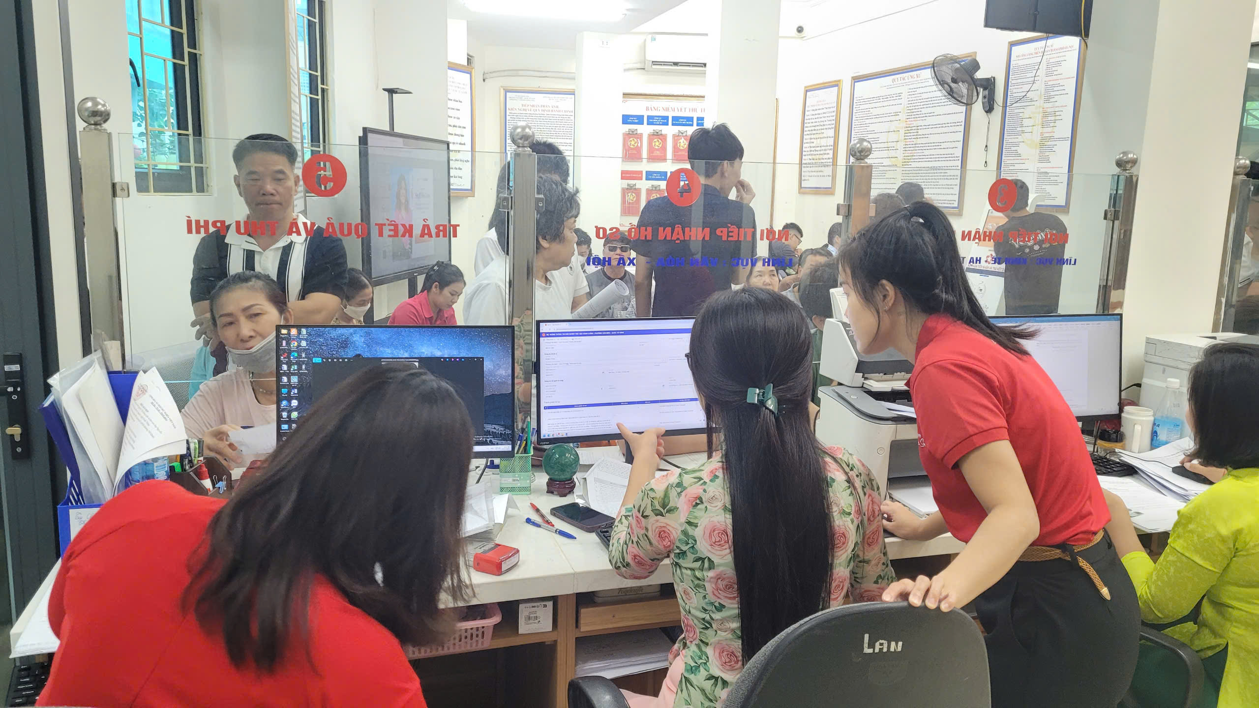 ĐIỂM TIẾP NHẬN PHỤC VỤ HÀNH CHÍNH CÔNG PHƯỜNG VĂN MIẾU- QUỐC TỬ GIÁM NHỮNG NGÀY ĐẦU THỰC HIỆN MÔ HÌNH CHÍNH QUYỀN HAI CẤP- Ảnh 8.