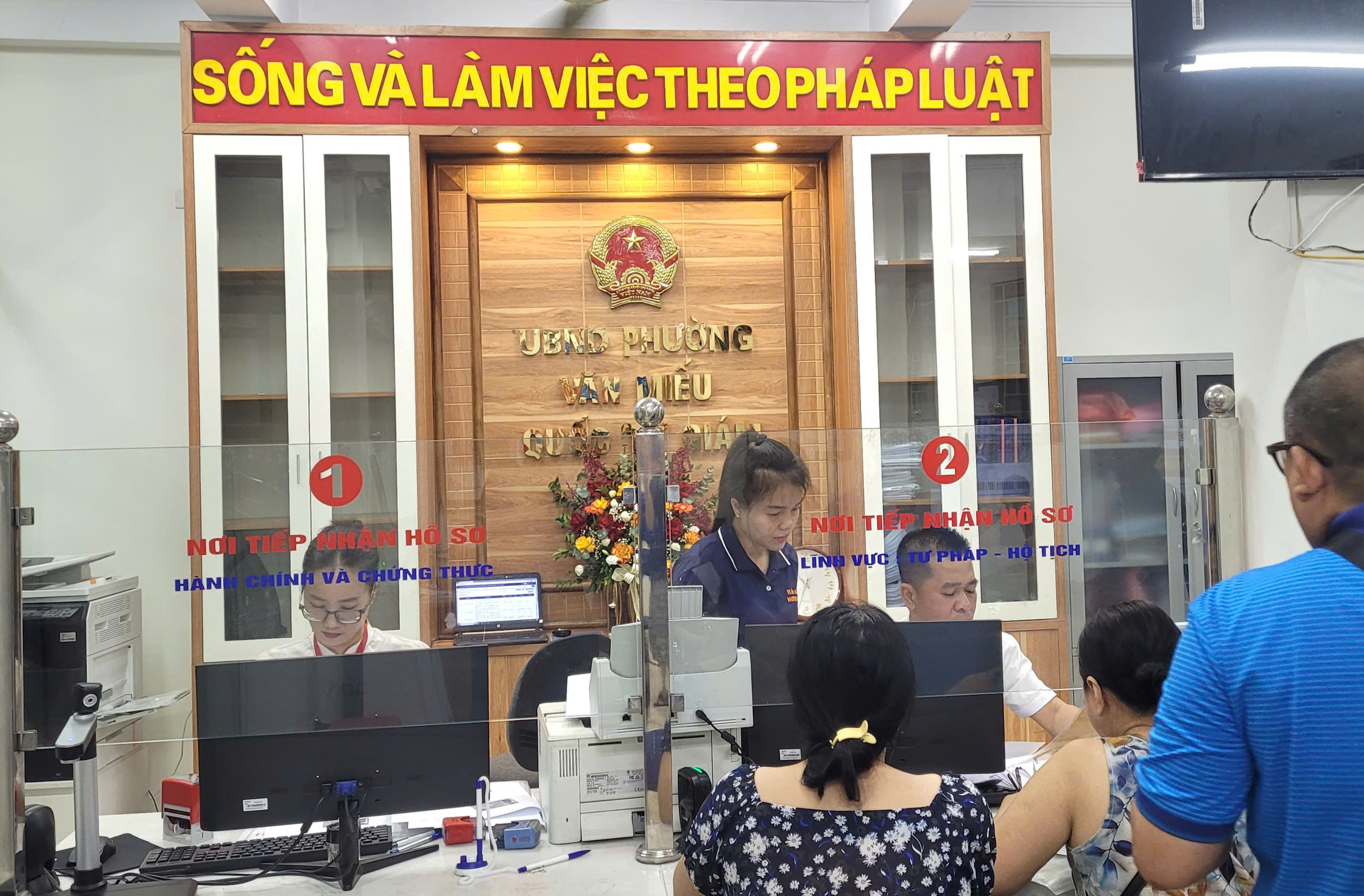 ĐIỂM TIẾP NHẬN PHỤC VỤ HÀNH CHÍNH CÔNG PHƯỜNG VĂN MIẾU- QUỐC TỬ GIÁM NHỮNG NGÀY ĐẦU THỰC HIỆN MÔ HÌNH CHÍNH QUYỀN HAI CẤP- Ảnh 7.