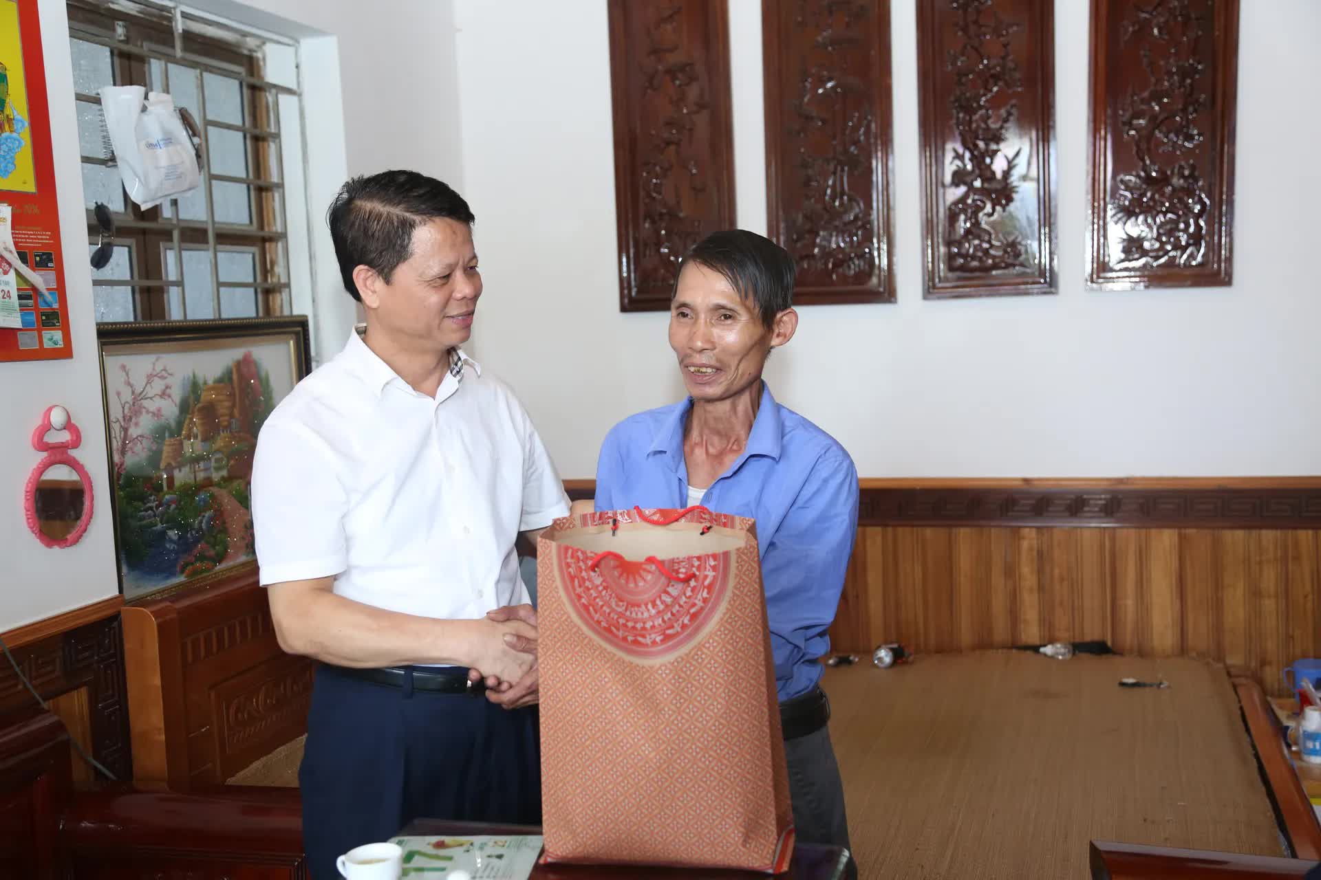Lãnh đạo xã Yên Lãng thăm, tặng quà các gia đình chính sách tiêu biểu- Ảnh 2.