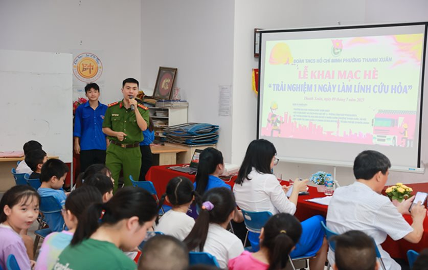 Phường Thanh Xuân: "Trải nghiệm một ngày làm lính cứu hỏa"- Ảnh 2.