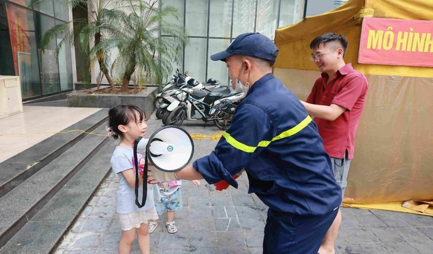 Phường Thanh Xuân: "Trải nghiệm một ngày làm lính cứu hỏa"- Ảnh 3.