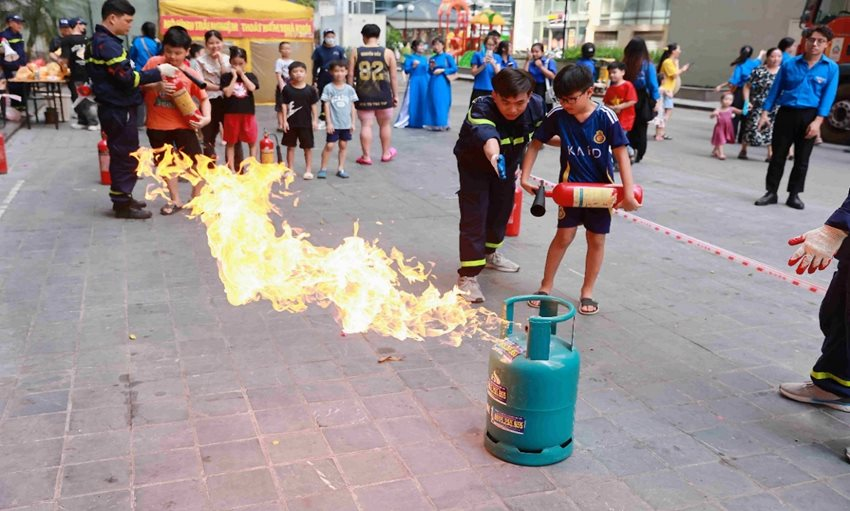 Phường Thanh Xuân: "Trải nghiệm một ngày làm lính cứu hỏa"- Ảnh 5.