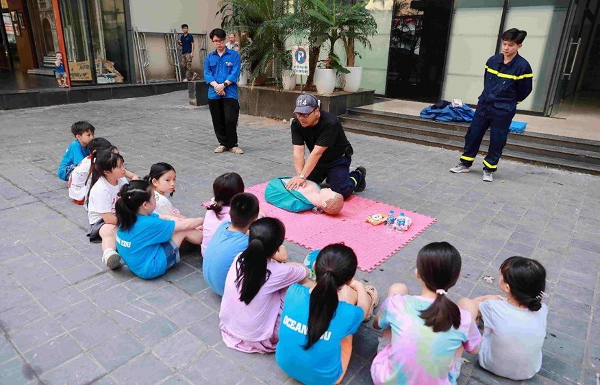 Phường Thanh Xuân: "Trải nghiệm một ngày làm lính cứu hỏa"- Ảnh 6.