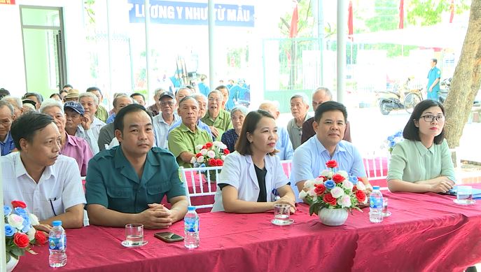 Xã Phúc Thọ: khám bệnh, chăm sóc sức khoẻ, cấp thuốc phụ vụ đối tượng chính sách dịp 27/7- Ảnh 5.