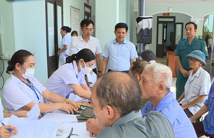 Xã Phúc Thọ: khám bệnh, chăm sóc sức khoẻ, cấp thuốc phụ vụ đối tượng chính sách dịp 27/7- Ảnh 3.