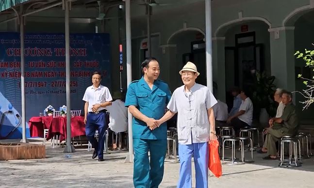 Xã Phúc Thọ: khám bệnh, chăm sóc sức khoẻ, cấp thuốc phụ vụ đối tượng chính sách dịp 27/7- Ảnh 1.