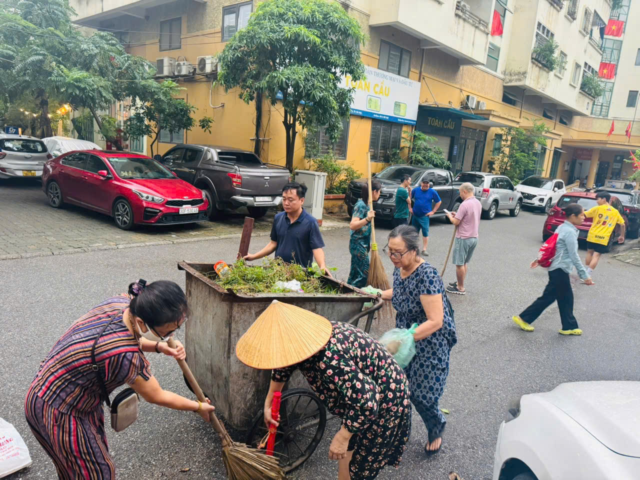 Phường Xuân Đỉnh đồng loạt ra quân chiến dịch tổng vệ sinh môi trường, diệt bọ gậy phòng chống sốt xuất huyết năm 2025- Ảnh 1.