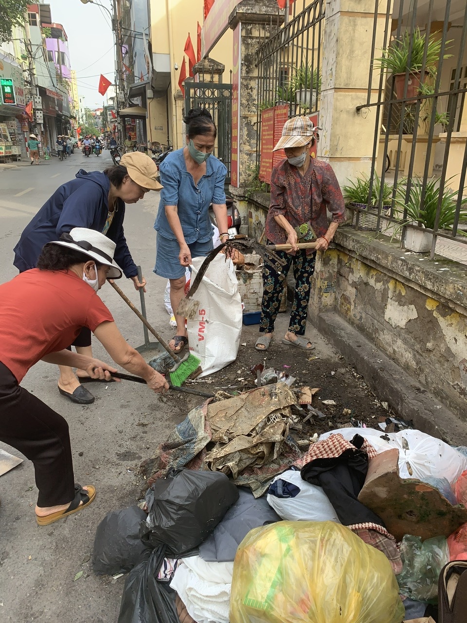 Phường Xuân Đỉnh đồng loạt ra quân chiến dịch tổng vệ sinh môi trường, diệt bọ gậy phòng chống sốt xuất huyết năm 2025- Ảnh 3.