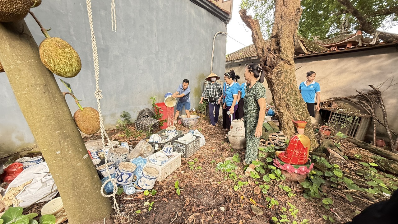 Phường Xuân Đỉnh đồng loạt ra quân chiến dịch tổng vệ sinh môi trường, diệt bọ gậy phòng chống sốt xuất huyết năm 2025- Ảnh 4.
