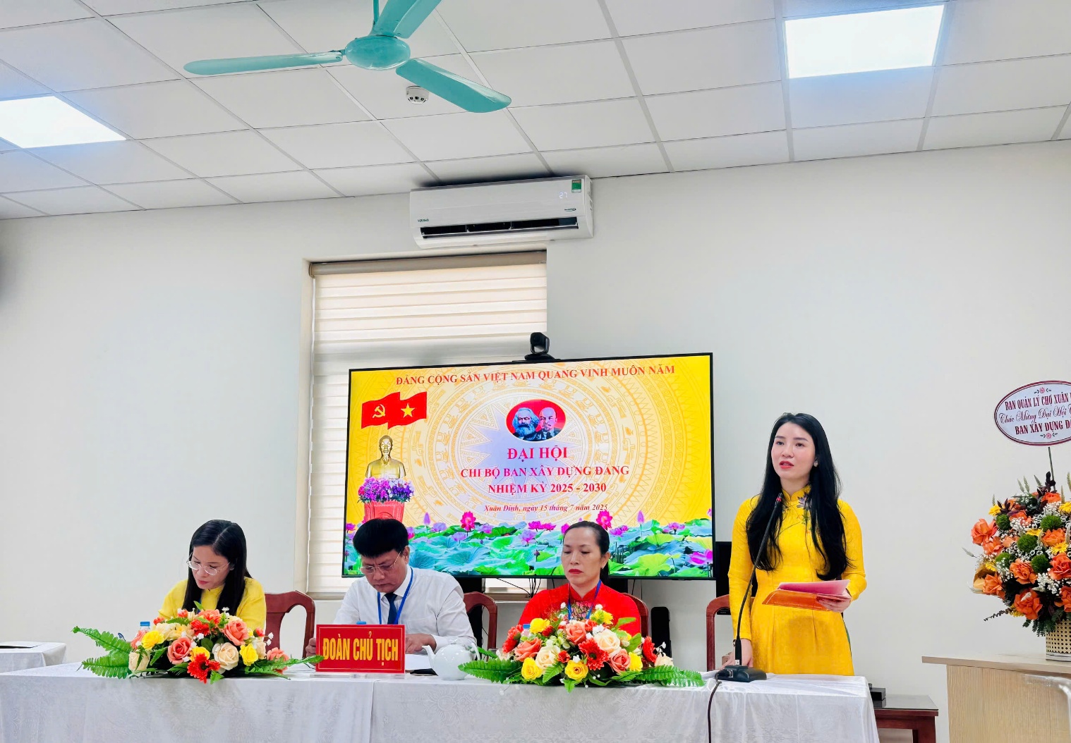 Tổ chức thành công Đại hội Chi bộ Ban Xây dựng Đảng - Đảng ủy các cơ quan Đảng phường Xuân Đỉnh lần thứ I, nhiệm kỳ 2025-2030- Ảnh 2.