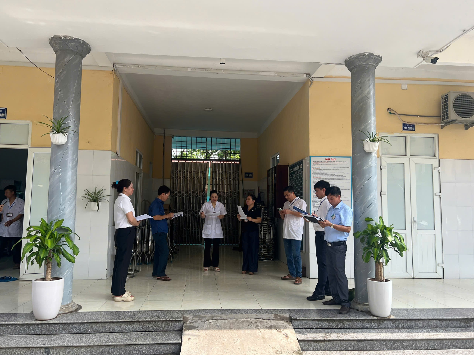 Trung tâm Bảo trợ Xã hội 2 Hà Nội sôi nổi tổ chức chấm điểm Phong trào thi đua Sáng - Xanh - Sạch - Đẹp giữa các phòng, tổ
- Ảnh 1.