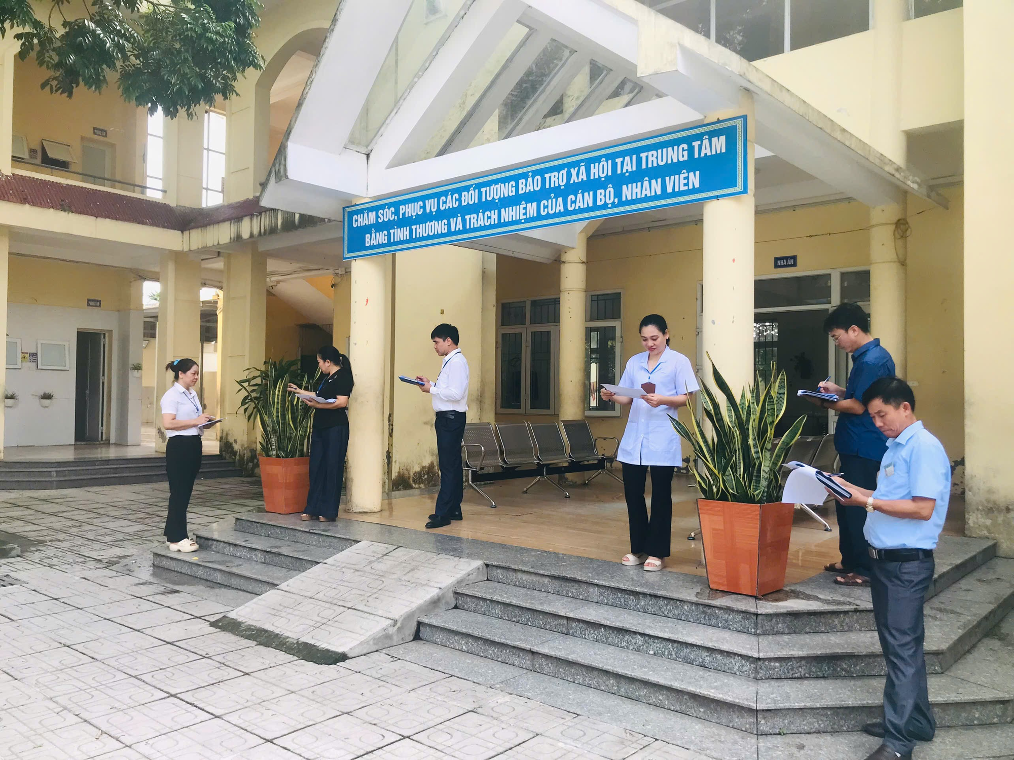 Trung tâm Bảo trợ Xã hội 2 Hà Nội sôi nổi tổ chức chấm điểm Phong trào thi đua Sáng - Xanh - Sạch - Đẹp giữa các phòng, tổ
- Ảnh 2.