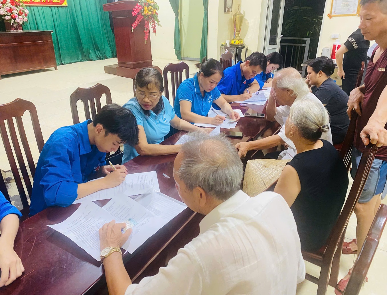 MTTQ Xã Ứng Thiên ra quân hỗ trợ kê khai hồ sơ nhận trợ cấp hưu trí xã hội cho người cao tuổi trên địa bàn xã- Ảnh 2.