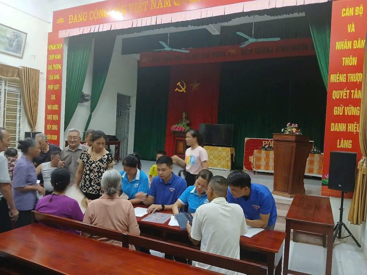 MTTQ Xã Ứng Thiên ra quân hỗ trợ kê khai hồ sơ nhận trợ cấp hưu trí xã hội cho người cao tuổi trên địa bàn xã- Ảnh 4.