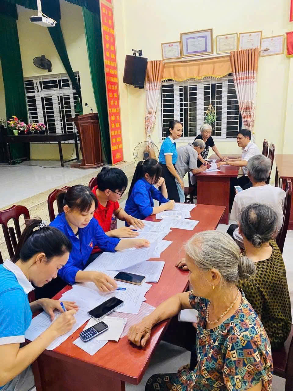 MTTQ Xã Ứng Thiên ra quân hỗ trợ kê khai hồ sơ nhận trợ cấp hưu trí xã hội cho người cao tuổi trên địa bàn xã- Ảnh 5.