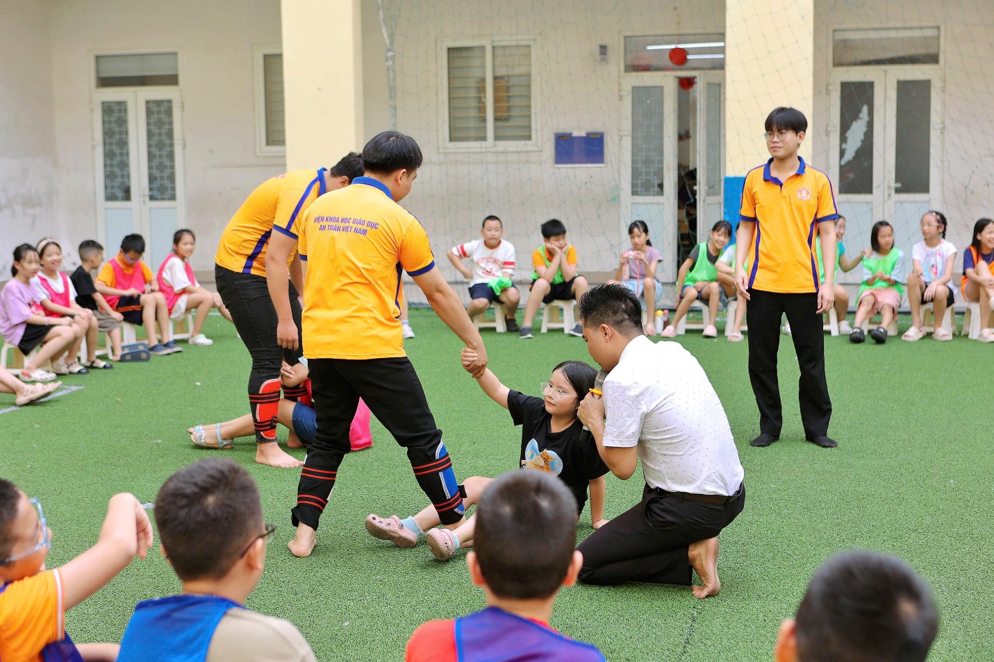 TRƯỜNG TIỂU HỌC DỊCH VỌNG B TỔ CHỨC TẬP HUẤN KỸ NĂNG PHÒNG CHỐNG BẮT CÓC, XÂM HẠI VÀ BẠO LỰC HỌC ĐƯỜNG- Ảnh 9.