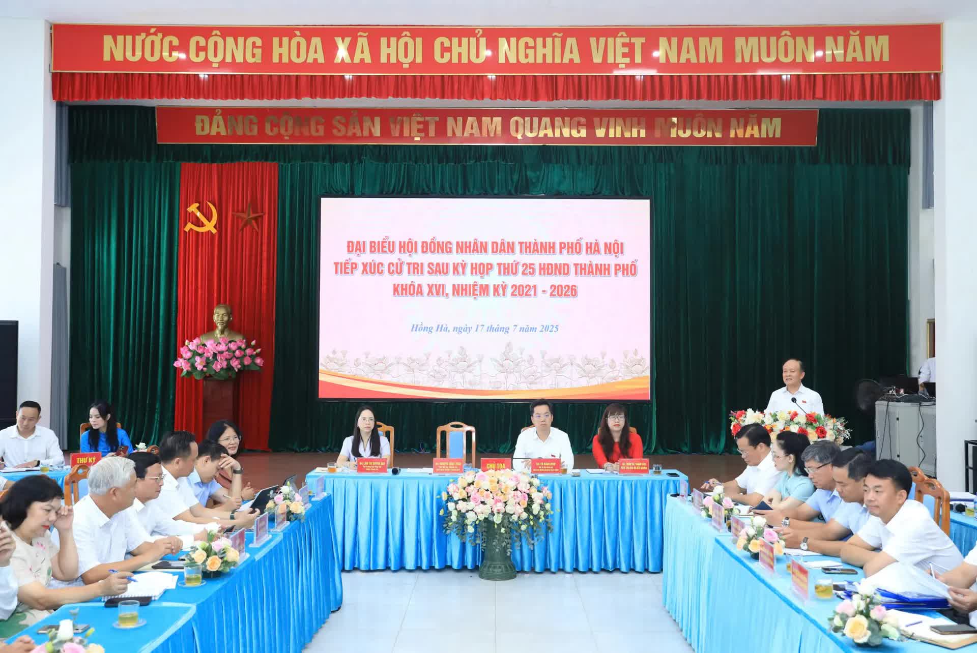 Chủ tịch HĐND Thành phố Hà Nội tiếp xúc cử tri các phường Hoàn Kiếm, Cửa Nam, Hồng Hà sau Kỳ họp thứ 25- Ảnh 1.