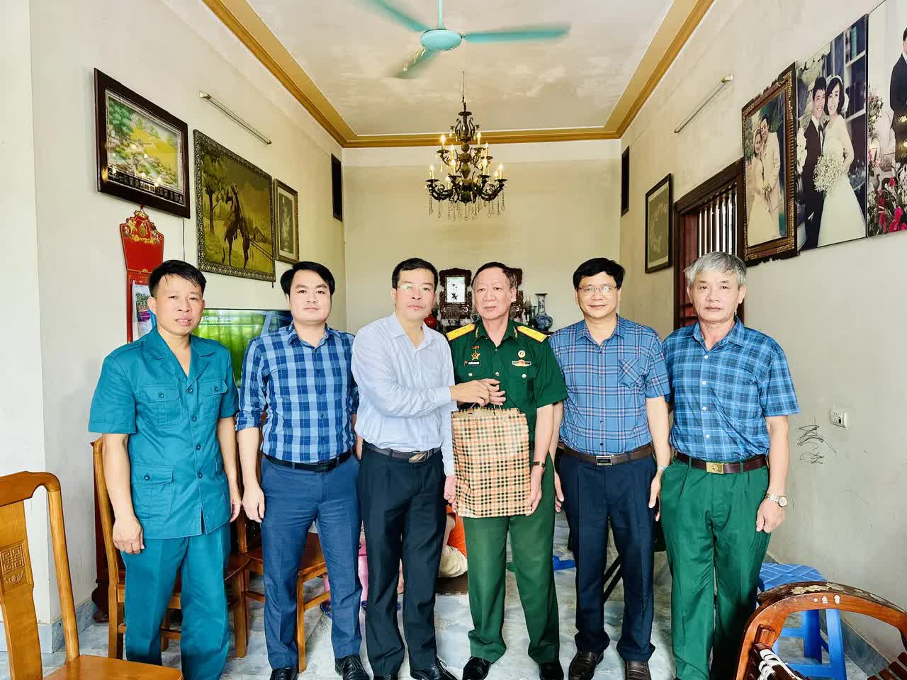 Lãnh đạo xã Yên Lãng thăm, tặng quà các gia đình chính sách tiêu biểu- Ảnh 3.