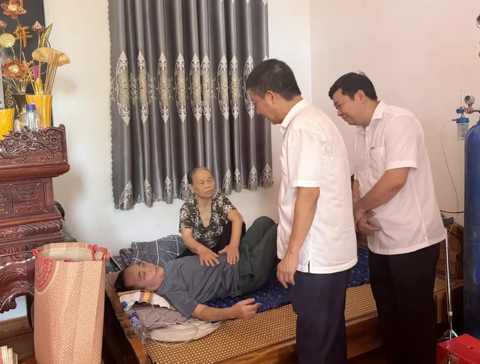 Lãnh đạo xã Yên Lãng thăm, tặng quà các gia đình chính sách tiêu biểu- Ảnh 1.