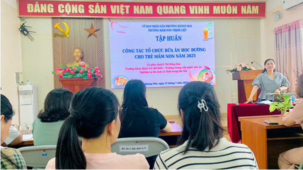 TRƯỜNG MẦM NON THỊNH LIỆT TỔ CHỨC TẬP HUẤN  CÔNG TÁC TỔ CHỨC BỮA ĂN HỌC ĐƯỜNG CHO TRẺ MẦM NON NĂM 2025- Ảnh 1.