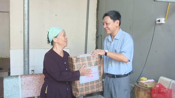 PHÓ BÍ THƯ ĐẢNG ỦY, CHỦ TỊCH UBND XÃ SÓC SƠN PHẠM QUANG NGỌC THĂM, TẶNG QUÀ GIA ĐÌNH CHÍNH SÁCH- Ảnh 1.