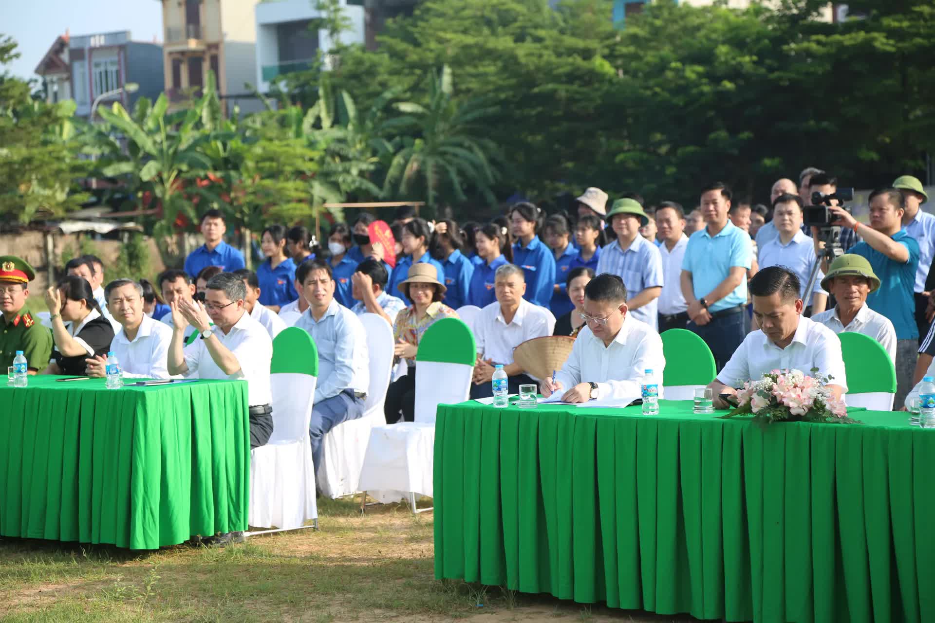 Xã Tiến Thắng: ra quân tổng vệ sinh môi trường- Ảnh 1.