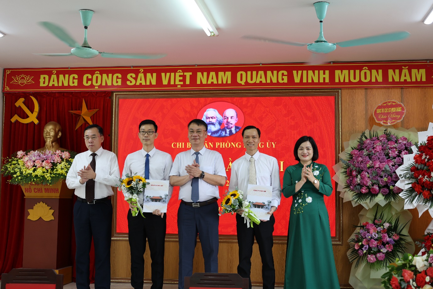 Đại hội Chi bộ lần thứ nhất các Chi bộ trực thuộc Đảng bộ các cơ quan Đảng xã Mê Linh thành công tốt đẹp- Ảnh 1.