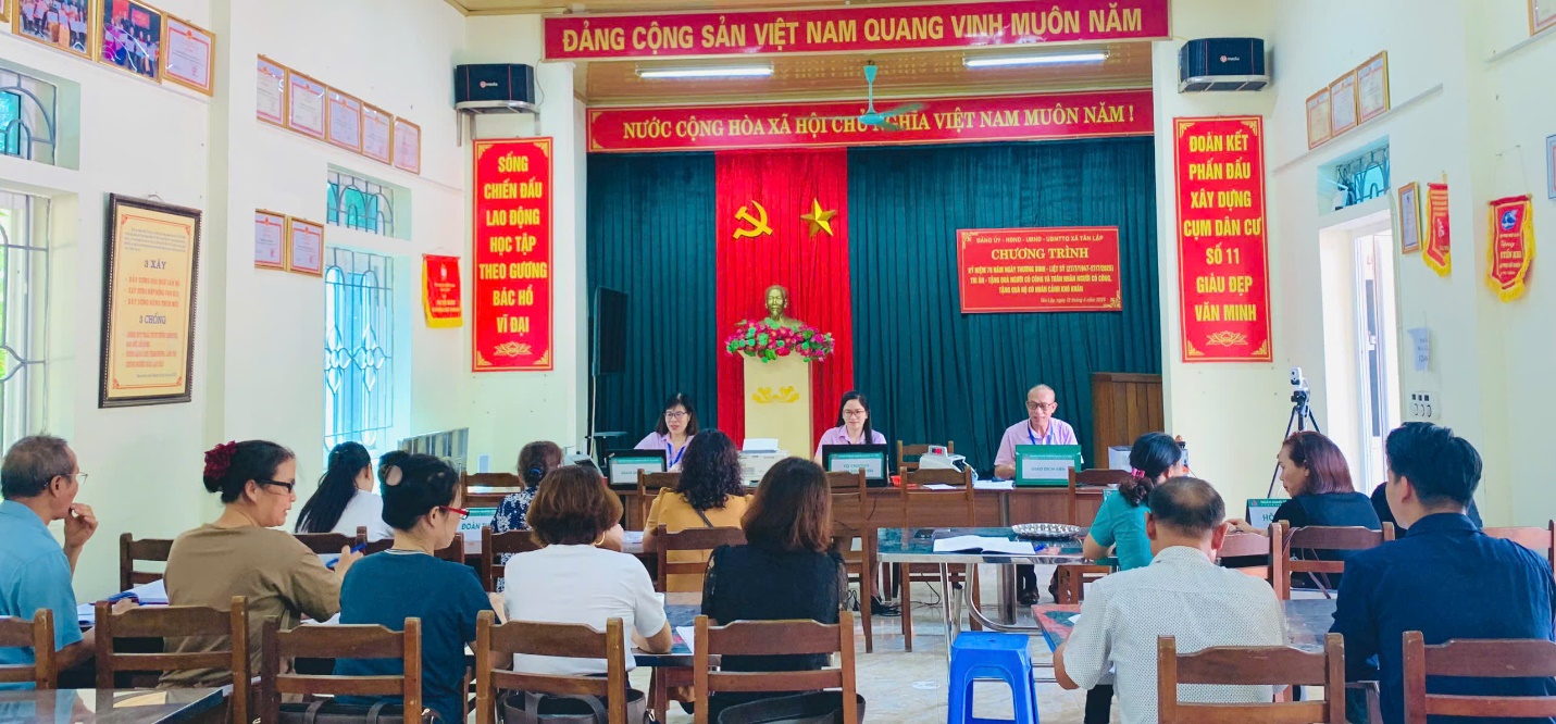 Phòng giao dịch NHCSXH Đan Phượng tổ chức các phiên giao dịch sau sáp nhập- Ảnh 1.