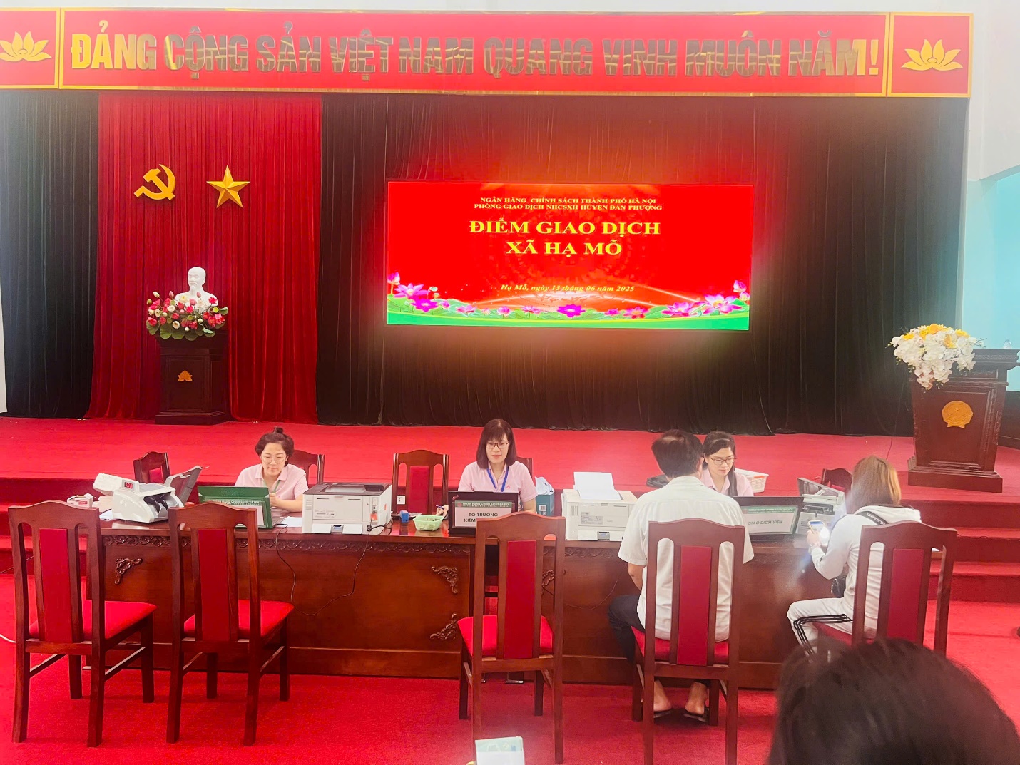 Đảm bảo hiệu quả hoạt động các điểm giao dịch NHCSXH Đan Phượng sau sáp nhập đơn vị hành chính- Ảnh 1.